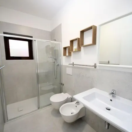 Modern 2 Bedroom Flat Near