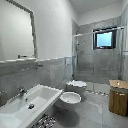 Modern 2 Bedroom Flat Near
