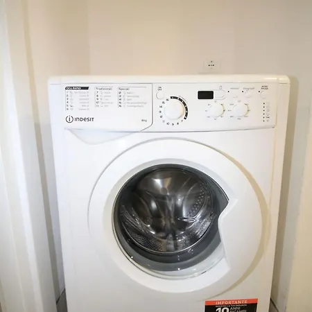 Modern 2 Bedroom Flat Near Apartment *