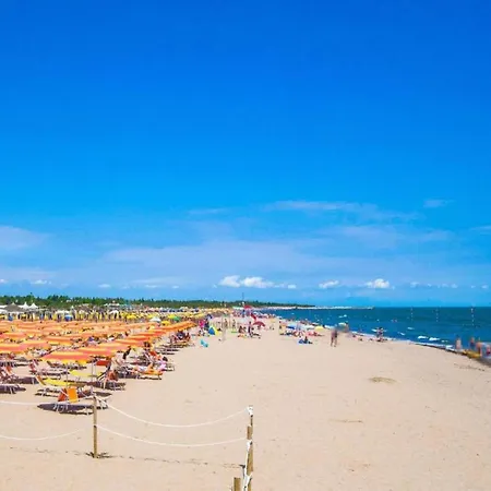 Renovated Two-bedroom Flat In Lejlighed Rosolina Mare